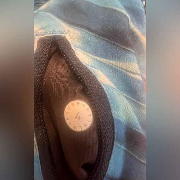 EUC Lululemon Tracker Short V *4" Tidal Multi Size 4 - Picture 9 of 9
